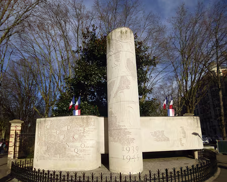 P1220390 Monument aux Morts