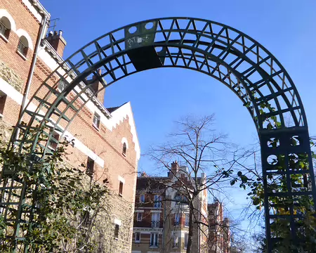 P1220401 La Coulée verte René-Dumont ouverte en 1988 à l'emplacement de l'ancienne ligne de chemin de fer qui reliait la Bastille à la Varenne-Saint-Hilaire depuis...