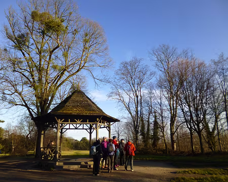 P1220424 Kiosque de Gravelle dominant la vallée de la Marne