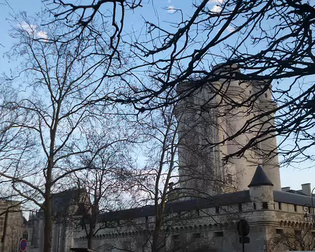 P1220427 La Sainte-Chapelle, le mur d'enceinte et le donjon du château de Vincennes. Merci à Catherine