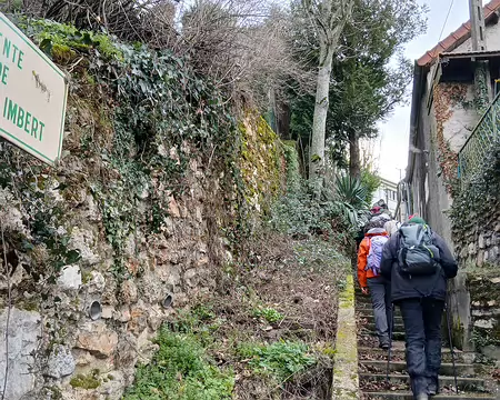 006 Montée vers le vieux village de Neauphle-le-Château construit sur une butte rocheuse