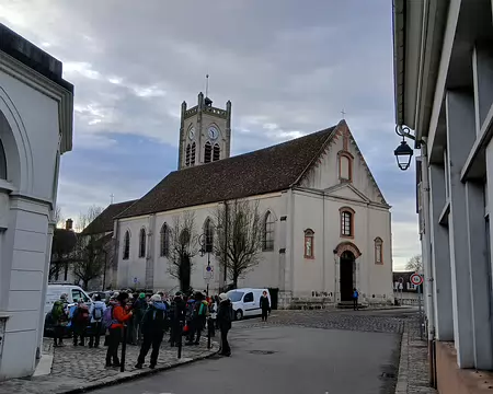 007 Au cœur du village, l’église Saint-Nicolas. Clocher du XIIème siècle avec un couronnement du XIXème siècle. De part et d’autre de la rue, l’usine Grand Marnier