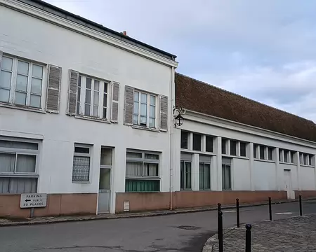 009 L’ancienne distillerie Grand Marnier (rue Lapostolle) a été fondée en 1827 à Neauphle-le-Château. La façade actuelle date de 1930. En 2012, la production a été...