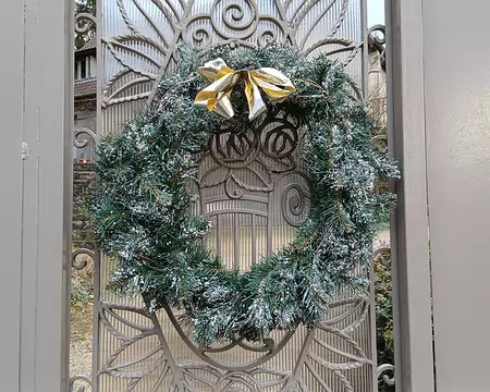 012 Couronne de Noël sur portail Art déco