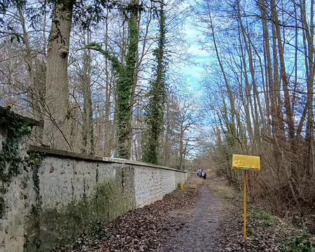 035 A l’extérieur du parc, le chemin longe le mur d’enceinte. Le gazoduc souterrain achemine vers Paris le gaz naturel provenant du stockage de Beynes