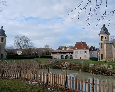 049 Vestiges du château (début du XIXème siècle) incendié par les Allemands en 1944. Au second plan, le pavillon de chasse (XIVème siècle) fut la propriété de deux...