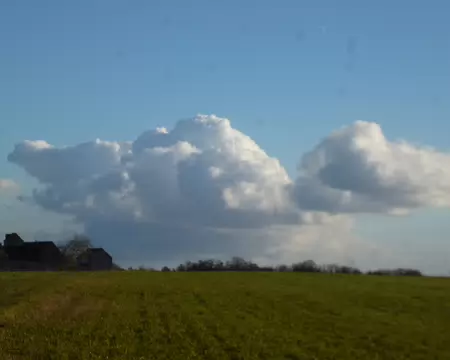 P1220334 formation nuageuse au-dessus de la ferme de Pocancy