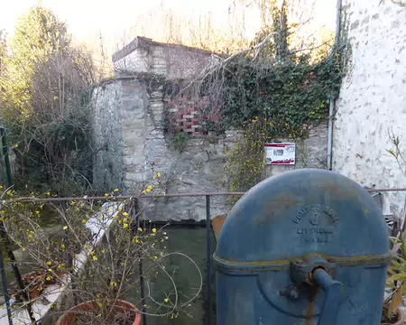 P1220339 Pompe et lavoir de Janville