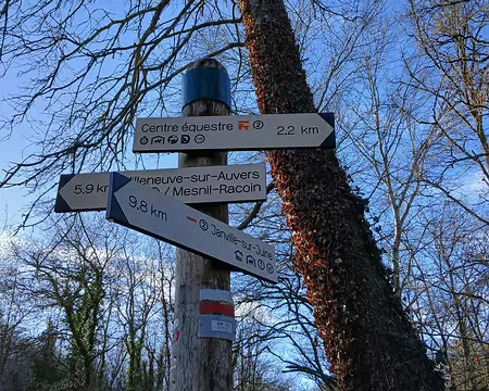 014 De nombreux chemins de randonnées desservent les villages du parc naturel