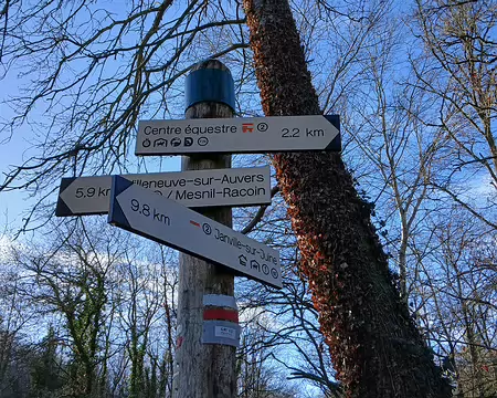 014 De nombreux chemins de randonnées desservent les villages du parc naturel