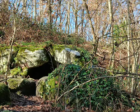 016 Le Trou du Sarrazin, aux gravures rupestres, est un site d’intérêt archéologique et patrimonial, classé monument historique en 1972