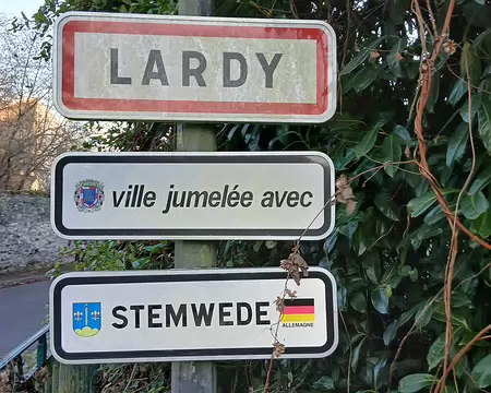 042 Arrivée à Lardy, à la sortie du pont, sur la rive gauche de la Juine