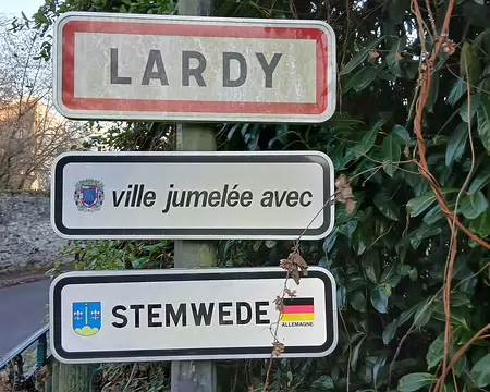 042 Arrivée à Lardy, à la sortie du pont, sur la rive gauche de la Juine