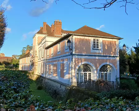 043 L’hôtel de ville de Lardy est entouré de douves, vestiges de l’ancien château seigneurial