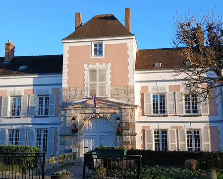044 Depuis 1973, l’hôtel de ville de Lardy est installé dans l’ancien château plusieurs fois remanié. La porte et les douves datent du XVIIème siècle