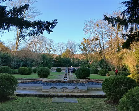 048 Il a été conçu par l’architecte Joseph Marrast