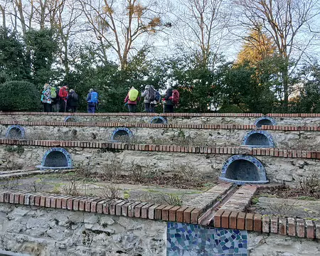 049 Ce jardin remarquable est orné de céramiques bleues. Il a été restauré en 2022
