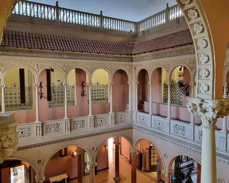 007 À 19 ans, le 6 juin 1883, Béatrice de Rothschild épouse Maurice Ephrussi, banquier parisien originaire de Russie de 15 ans son ainé et ami de ses parents. Ils...