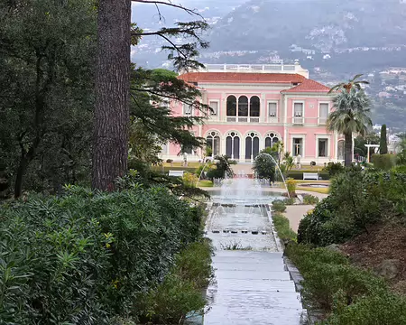 013 Le père de Béatrice meurt en 1905 et la baronne hérite de son immense fortune. La même année, elle choisit le Cap Ferrat pour y construire une villa de rêve.
