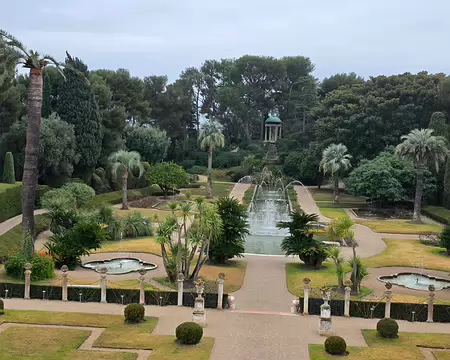 022 Le site choisi pour la villa est peu propice à la création d'un jardin. Créer un parc sur un promontoire rocailleux couvert d'arbres et battu par des rafales de...