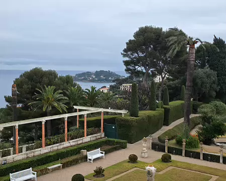 023 Mais la baronne fait dynamiter le sol et apporter d'énormes quantités de terre pour le remettre à niveau. 7 ans de travaux seront nécessaires.