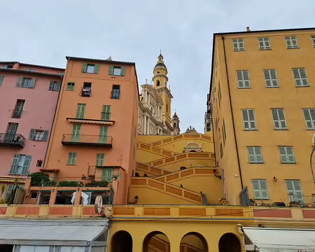 029 Les rampes Saint-Michel. Cet escalier monumental du XVIIIe siècle relie le bord de mer au parvis de la Basilique Saint-Michel.
