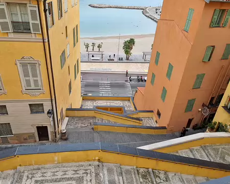 030 Classées au titre des Monuments Historiques, ces rampes divergentes offrent une mise en scène théâtrale de l'ensemble baroque du Vieux Menton.