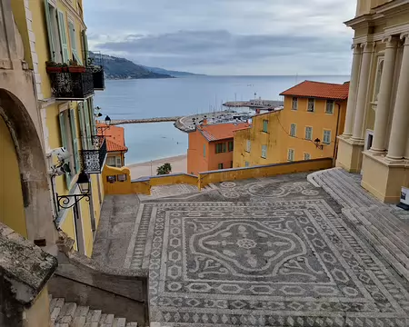 031 Le parvis a été entièrement rénové en 2006. Il a fallu 250 000 galets pour reconstituer les 170 m2 nécessitant plus d'une année de travail. Il représente les...