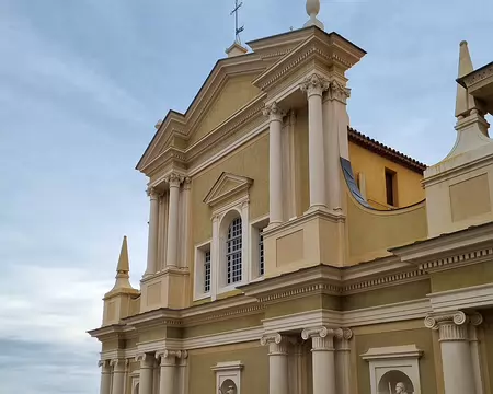 033 Le 27 mai 1619, a lieu la pose de la première pierre. L'édifice est livré au culte en 1653.