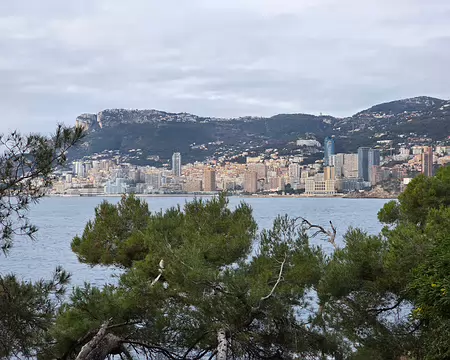 047 Au fond où l'on voit un dôme, la Tête de Chien qui domine Monaco de 550 m. Notre but 3 jours après.
