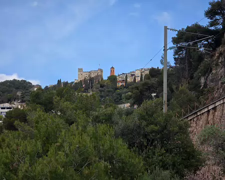 051 Une série de 7 escaliers plus ou moins longs nous fait remonter de la plage au Château de Roquebrune-Cap-Martin situé à une altitude de 225 mètres.