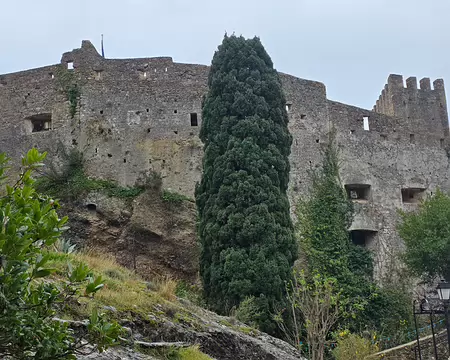 052 La façade ouest du château. L'état dans lequel se trouve aujourd'hui le bâtiment est proche de celui dans lequel l'ont laissé, à la Renaissance, les Seigneurs...