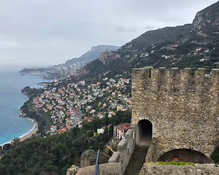 062 Depuis le donjon, vue sur un quartier moderne de Roquebrune et Monaco.