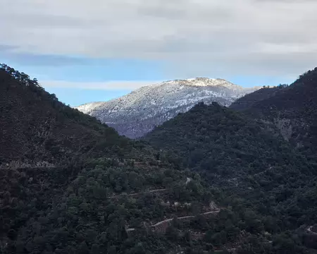 077 Depuis Sainte-Agnès, vue sur un sommet enneigé.