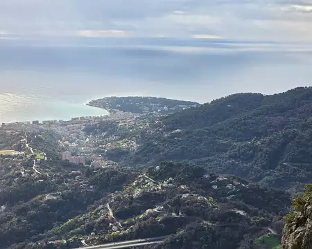 082 Depuis le village de Sainte-Agnès (800 m d'altitude), village du littoral le plus haut d'Europe, vue sur le Val Borrigo à Menton et le Cap Martin.
