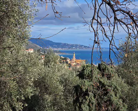 092 En redescendant vers la côte, vue sur la Basilique Saint-Michel de Menton et Vintimille.
