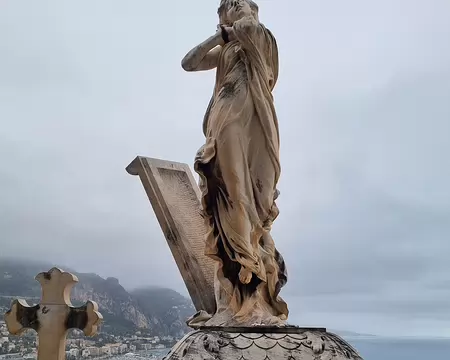 098 Statue dans le cimetière du Vieux Château.