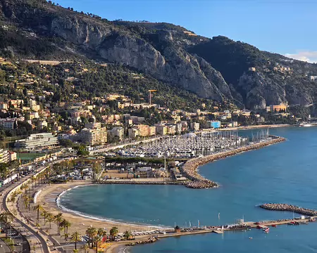 099 Depuis le cimetière, vue sur le port de Menton Garavan disposant de 770 postes d'amarrage.