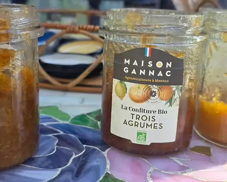 105 La maison Gannac transforme ses agrumes – citrons, oranges, mandarines, bergamotes en produits artisanaux : confitures, sirops, limoncello et liqueurs.