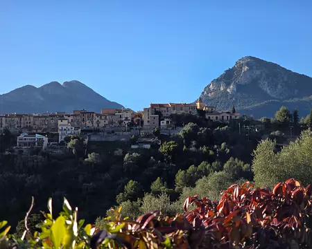 113 Castellar perché sur son piton rocheux.