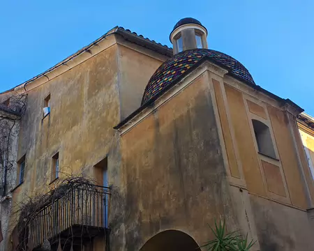 115 Casa Grande des comtes de Lascaris. Début du XVIIe siècle. Tour-porche avec coupole de tuiles polychromes et lanternon.