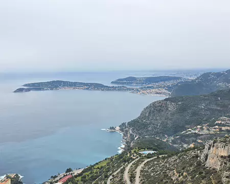 119 Vue sur la presqu'île de Saint-Jean-Cap-Ferrat, la rade de Villefranche, le Mont Boron, le Mont Alban et tout au fond Nice.