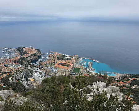 121 A gauche, le Rocher, le plus ancien quartier de la Principauté où l'on trouve le palais princier et à droite le stade Louis II.