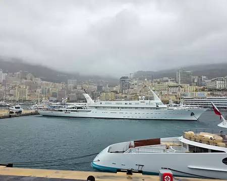 139 Très grand Yacht dans le port Hercule de Monaco.