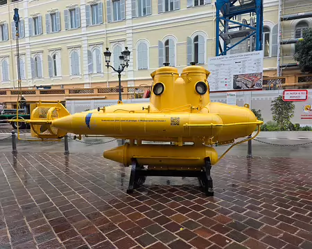 141 Ce sous-marin se dresse devant le Musée Océanographique de Monaco. Il a été construit en 1966 et pouvait plonger jusqu'à 100 mètres de profondeur.