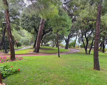 145 Jardins de Saint-Martin. Créés en 1816 à l'initiative du Prince Honoré V, ils sont les plus anciens espaces verts publics de Monaco.