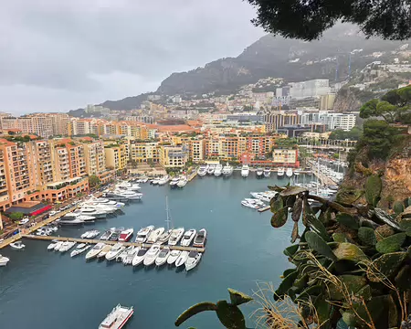 153 Lors de l'aménagement de ces nouveaux terrains (17 hectares gagnés sur la mer), une partie a été dédiée à la création d'un port de plaisance.