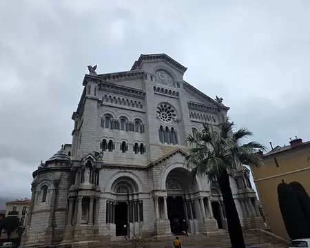 154 La cathédrale Notre-Dame Immaculée de Monaco impressionne par son style roman-byzantin. Elle fut érigée en pierres blanches de la Turbie en 1875.