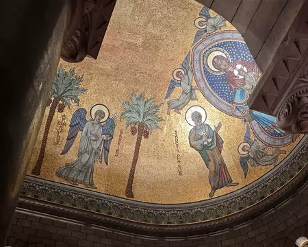 157 Mosaïque de l'abside. La Vierge Marie en majesté avec l'enfant Jésus, entourée de Saint-Pierre et de l'archange Gabriel.