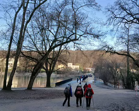 005 Arrivée aux étangs de Corot (Ville-d’Avray). Le Vieil Etang et la digue